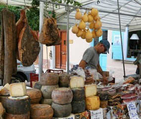 Пеккорино-овечий сыр Сардинии, Сыр с личинками