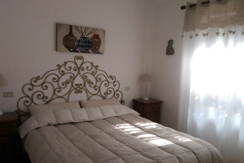 Спальня в доме на Сардинии